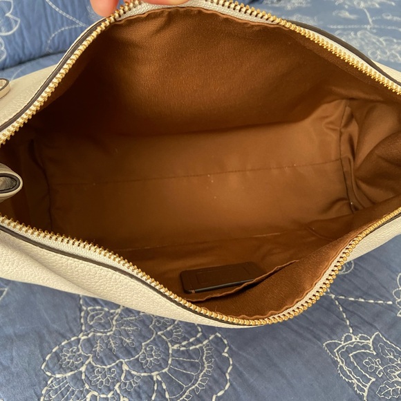 Coach Mia - Picture 7 of 10